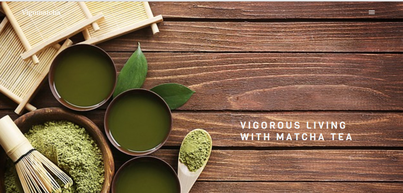 Kompozycja z miseczkami zielonej herbaty matcha, bambusowym mieszadłem i łyżeczką proszku matcha na drewnianym tle z tekstem 'Vigorous Living with Matcha Tea'.