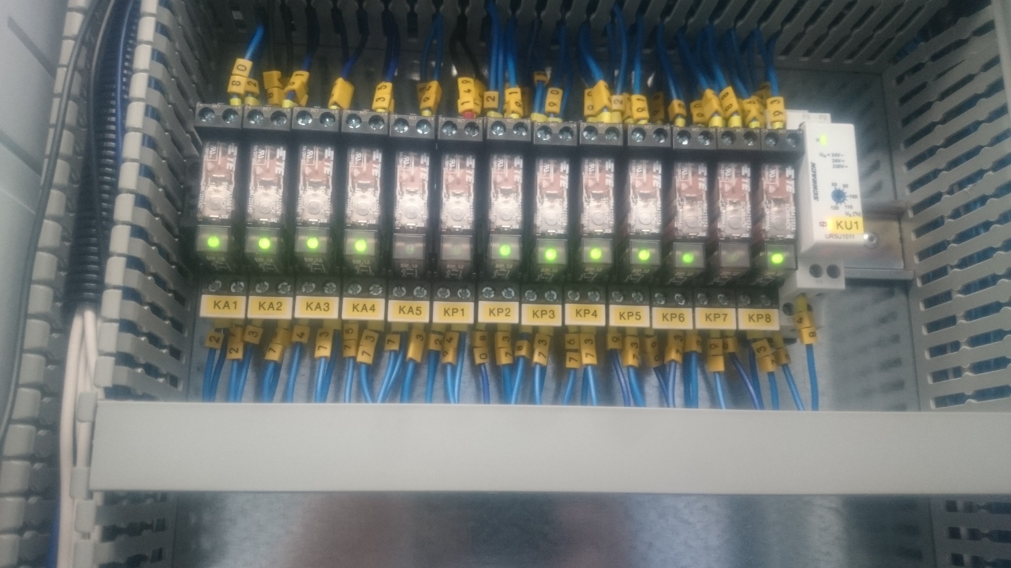 Panel sterowania z przekaźnikami, oznaczonymi przewodami i diodami LED sygnalizującymi stan pracy, widoczne oznaczenia KA1-KA5 i KP1-KP8.