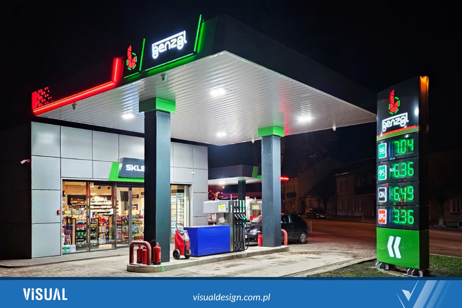 Nowoczesna stacja benzynowa z podświetlanym logo i neonowymi elementami w kolorach czerwieni i zieleni, widoczna nocą.