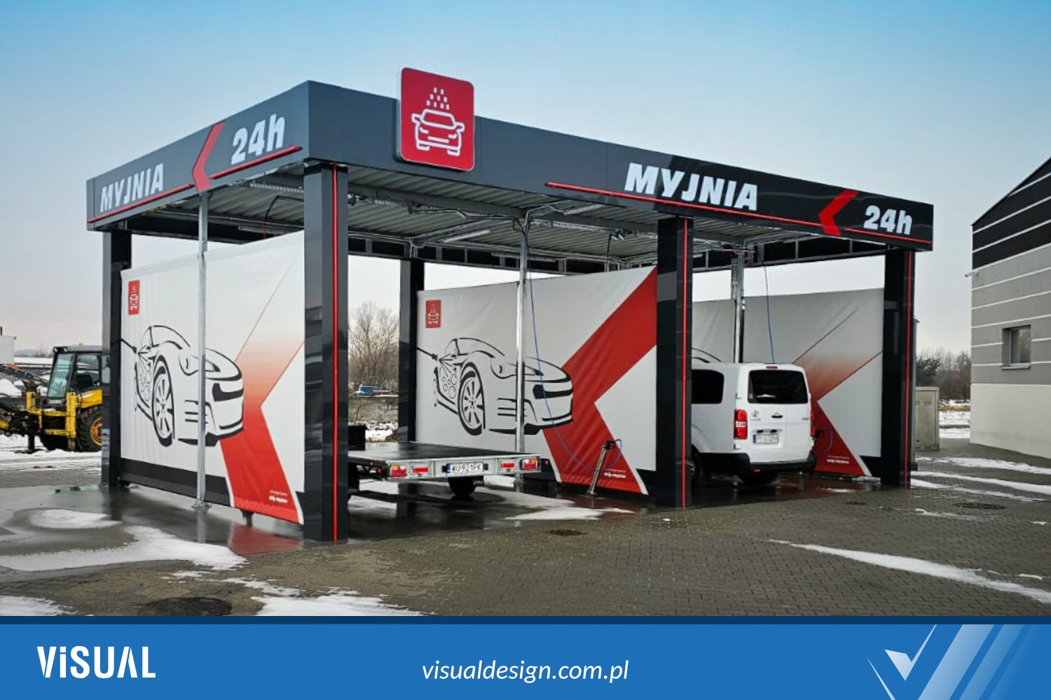 Zadaszona, samoobsługowa myjnia samochodowa z grafikami aut. Konstrukcja z napisem 'MYJNIA 24h'. W tle widoczny biały samochód dostawczy.