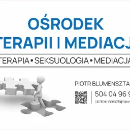 Logo ośrodka terapii i mediacji z dwoma figurkami układającymi białe puzzle na białym tle, pod spodem dane kontaktowe.