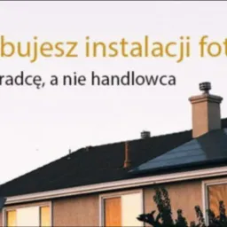 Grafika reklamowa: żółty symbol błyskawicy w okręgu i hasło 'Potrzebujesz instalacji fotowoltaicznej? Zaproś doradcę, a nie handlowca' na tle domu z panelami słonecznymi na dachu.