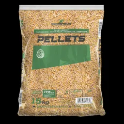 Worek folowy 15 kg wypełniony drewnianymi granulkami, etykieta z logo firmy Prometeus i informacjami o produkcie, w tym wartością energetyczną i certyfikatem jakości.