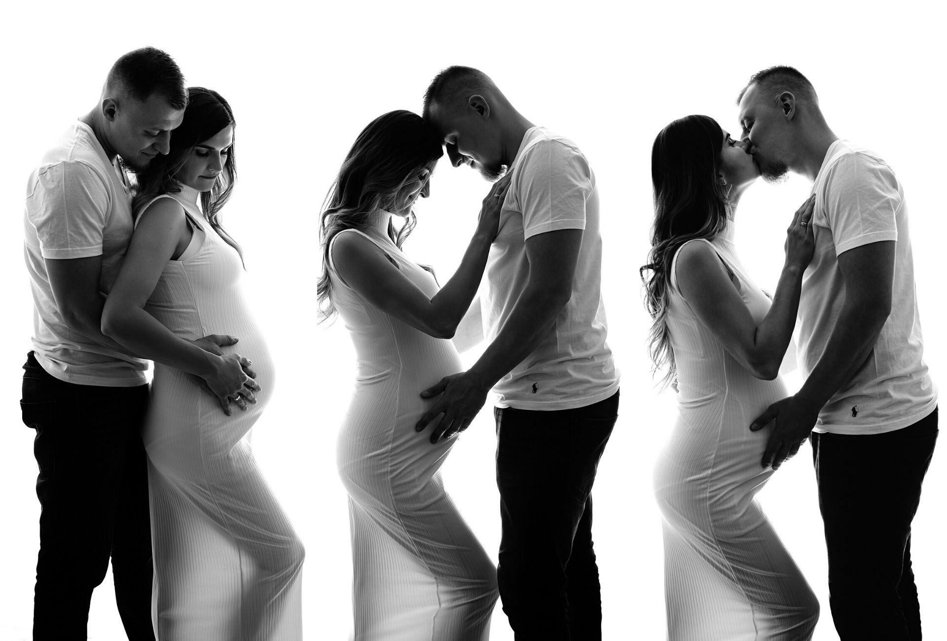 Czarno-białe, studyjne ujęcie potrójne: para w różnych pozach - obejmująca brzuszek, opierająca czoła i całująca się - kobieta w dopasowanej sukience, mężczyzna w koszulce i spodniach.