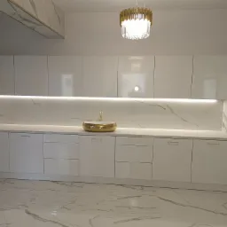 Nowoczesna łazienka z białymi szafkami, marmurowymi płytkami na ścianach i podłodze oraz złotą umywalką nablatową i dekoracyjną lampą.