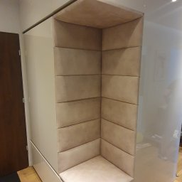 DREAMWOOD SYSTEM Przemysław Pachuta - Narożna, tapicerowana wnęka z siedziskiem w szafie wnękowej, widoczna z bliska, z jasnymi panelami i minimalistycznym designem.