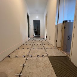 Remont korytarza od A do Z. Zakres prac:
- demontaż posadzki
- demontaż grzejnika
- rozprowadzenie instalacji podłogówki.
- wylanie podkładu posadzki.
- montaż płytek
- wymiana płyt G-K na ścianach
- szpachlowanie
- malowanie
- przeróbki elektrycz