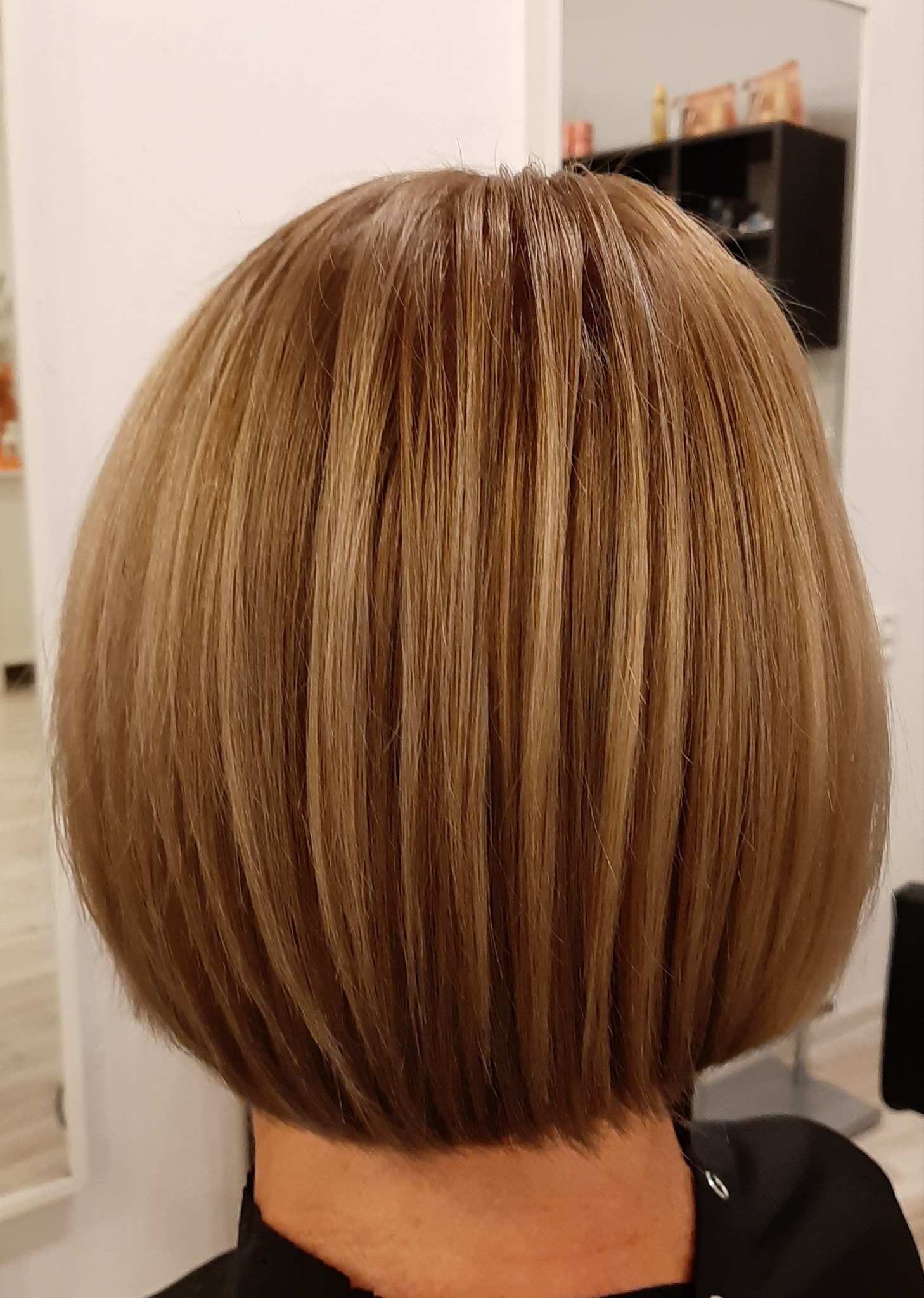 Krótkie, proste, blond włosy w stylu bob, widok z tyłu, świeżo po strzyżeniu.