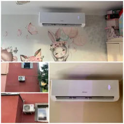 Wewnętrzna jednostka klimatyzacji marki Gree zamontowana na ścianie w pokoju dziecięcym z tapetą w pastelowe wzory z motywem zajączka i balonów; widok na zewnętrzną jednostkę klimatyzacji...