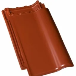 Pojedyncza, brązowa dachówka ceramiczna Roben, widoczna z bliska na białym tle, prezentująca jej kształt i fakturę.