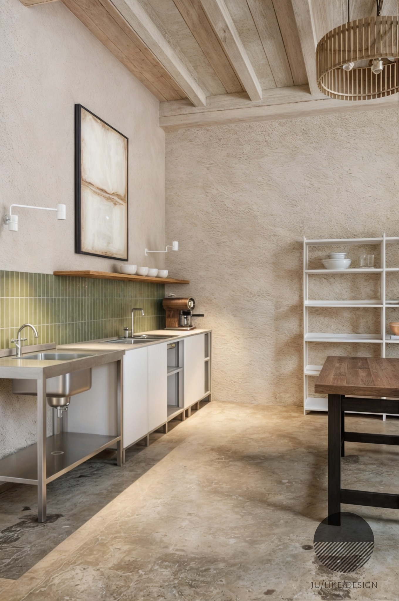 Wnętrze pracowni garncarskiej z elementami kuchennymi: stalowy zlew, białe szafki, drewniana półka z naczyniami, ekspres do kawy, drewniany stół i regał na tle teksturowanej ściany i drewnianego...