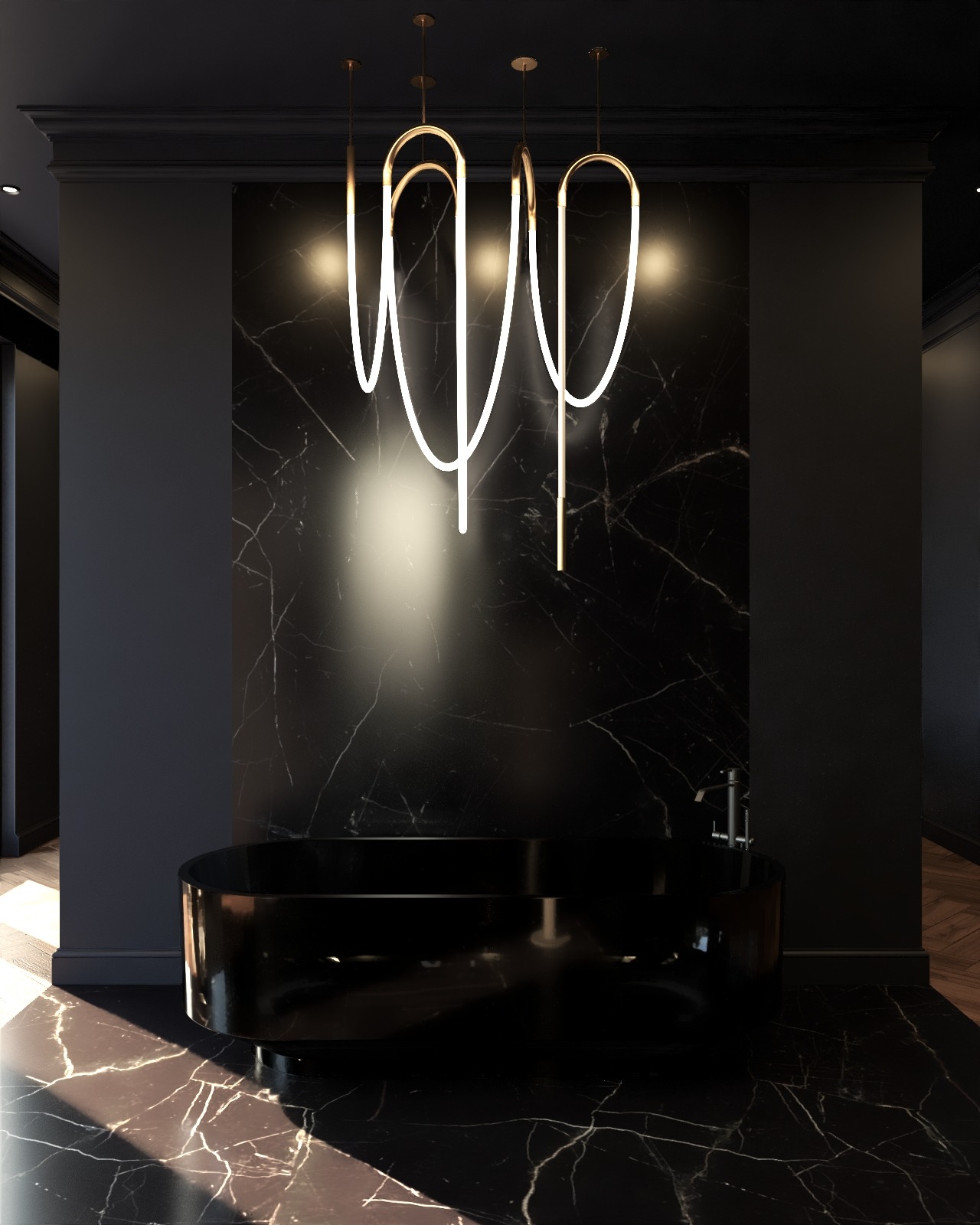 Elegancka, czarna wanna wolnostojąca na marmurowej posadzce, podświetlona nowoczesną lampą wiszącą w luksusowej łazience z czarnymi ścianami.