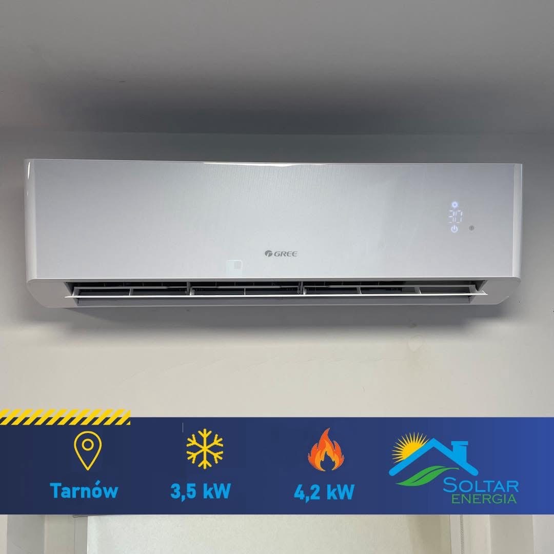 Biały klimatyzator Gree z wyświetlaczem temperatury 30 stopni, zamontowany na szarej ścianie. W tle logo firmy Soltar Energia i parametry urządzenia.