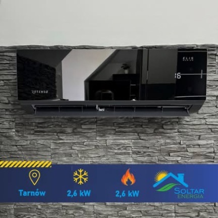 Czarny klimatyzator Rotenso Elis na szarej ścianie z cegły. Widoczne parametry 2,6 kW chłodzenia i grzania oraz logo Soltar Energia.