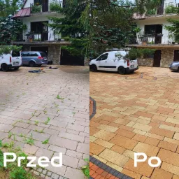 Porównanie kostki brukowej przed i po czyszczeniu, widoczne różnice w kolorze i usunięcie chwastów, na tle domu z balkonami i zaparkowanymi samochodami.