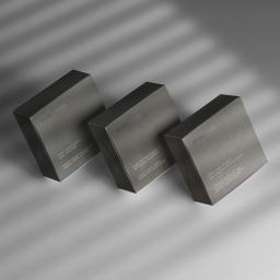 Czyste Formy - Trzy pudełka kosmetyków marki Staropolska Cosmetics w odcieniach szarości, z różnymi rodzajami kremów: ujędrniającym, wzmacniającym i regenerującym, ustawione pod kątem na szarym tle z cieniami.