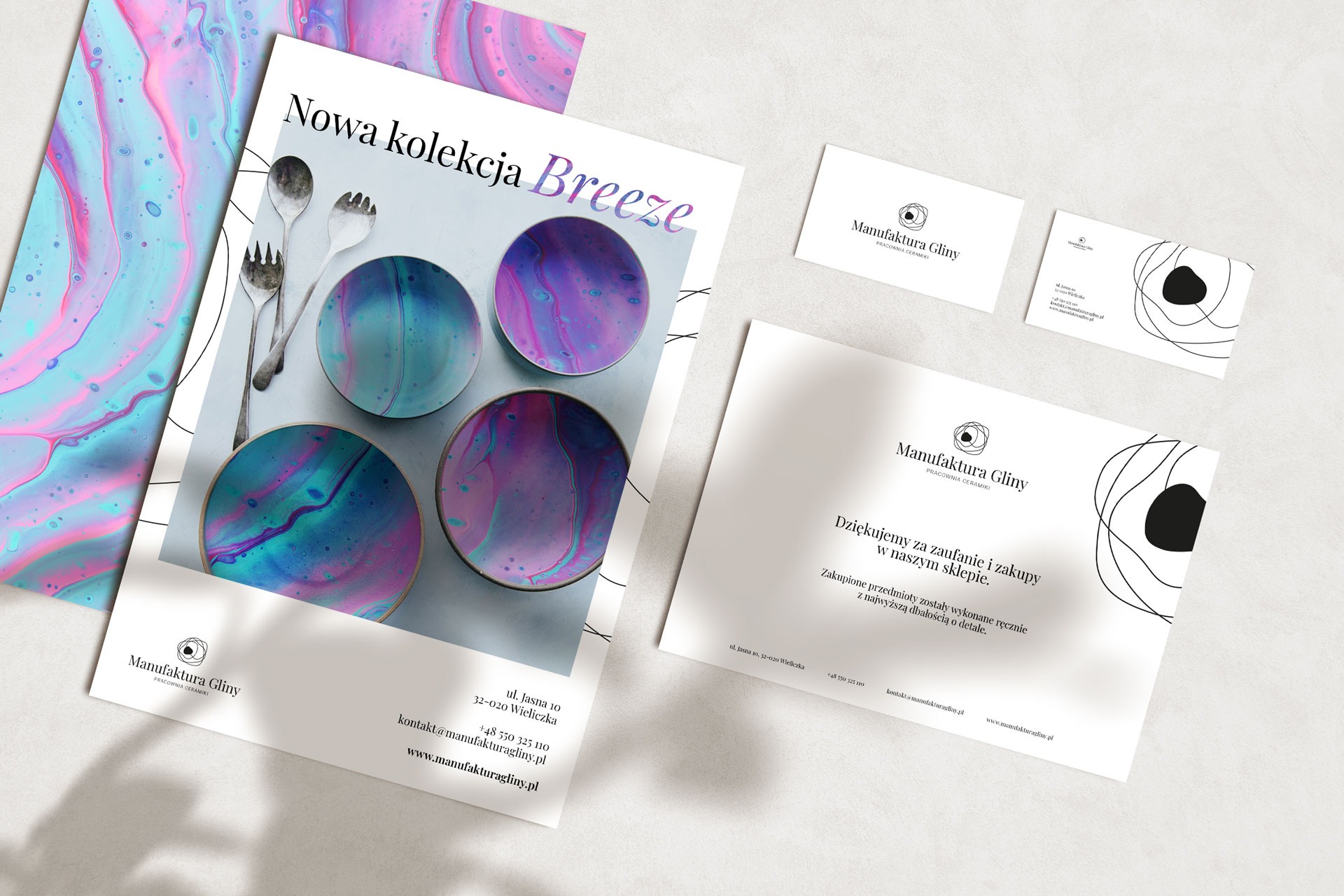 Komplet materiałów reklamowych Manufaktury Gliny: ulotka z nową kolekcją naczyń Breeze, karta podarunkowa z podziękowaniem za zakupy i wizytówki na jasnym tle.