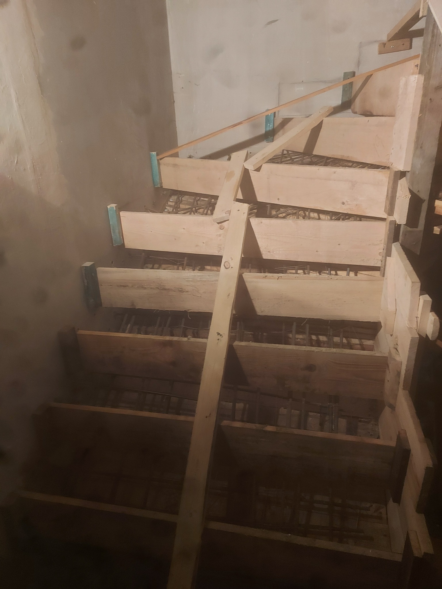 Budowa w istniejącym już obiekcie . Schody gotowe do wylania , zbrojenie mocowane w ścianach metodą Sika.