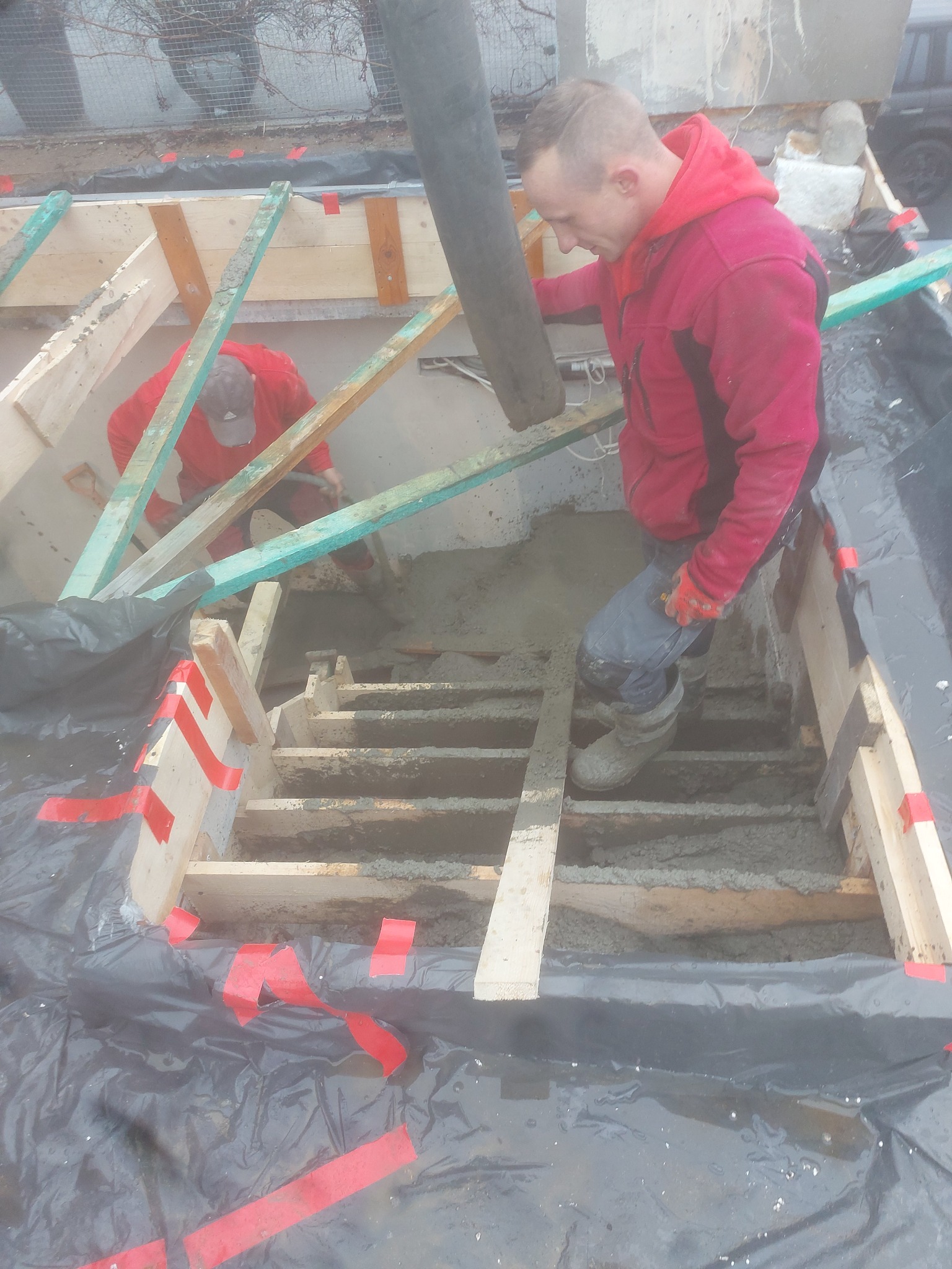 Wylewanie schodów + tarasów przez wykfalifikowanych cieśli szalunkowych .