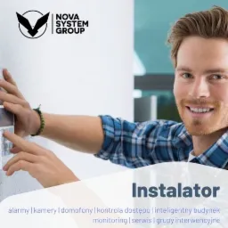 Uśmiechnięty instalator w niebieskiej koszuli w kratę programuje klawiaturę alarmową na białej ścianie; widoczne logo firmy Nova System Group.