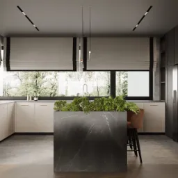Nowoczesna kuchnia z marmurową wyspą porośniętą zielenią, oknami z roletami rzymskimi w kolorze beżowym, minimalistycznymi lampami wiszącymi i oświetleniem sufitowym.