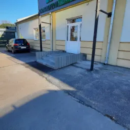 Wykonanie schodów z bruku i palisady