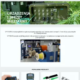 Strona internetowa firmy Optokon prezentująca urządzenia i sprzęt militarny, w tym panel z licznymi portami i kablami optycznymi, umieszczony w solidnej obudowie na tle trawy.