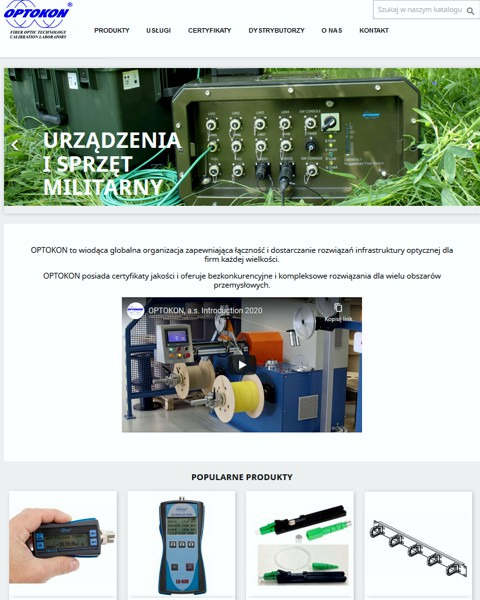 Strona internetowa firmy Optokon prezentująca urządzenia i sprzęt militarny, w tym panel z licznymi portami i kablami optycznymi, umieszczony w solidnej obudowie na tle trawy.