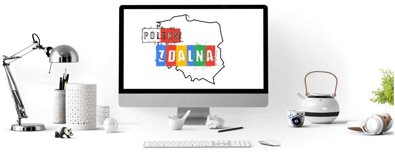 Minimalistyczne biurko z komputerem wyświetlającym mapę Polski z napisem 'Polska Zdalna' w kolorowych blokach, obok lampka, figurka pandy, czajnik, słuchawki i roślina.