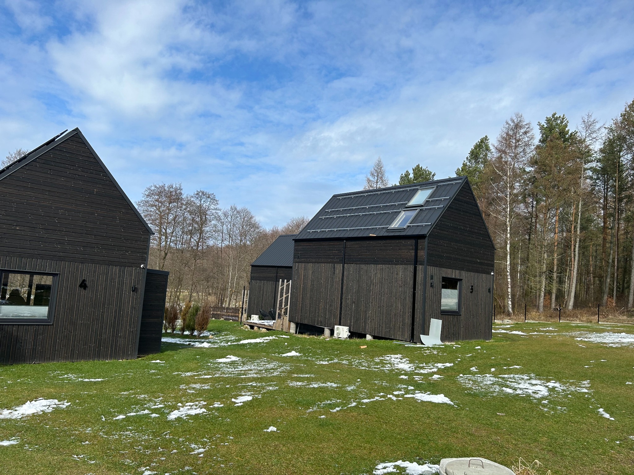 Instalacje 4,44kWp - całoroczne domki letniskowe nad morzem.