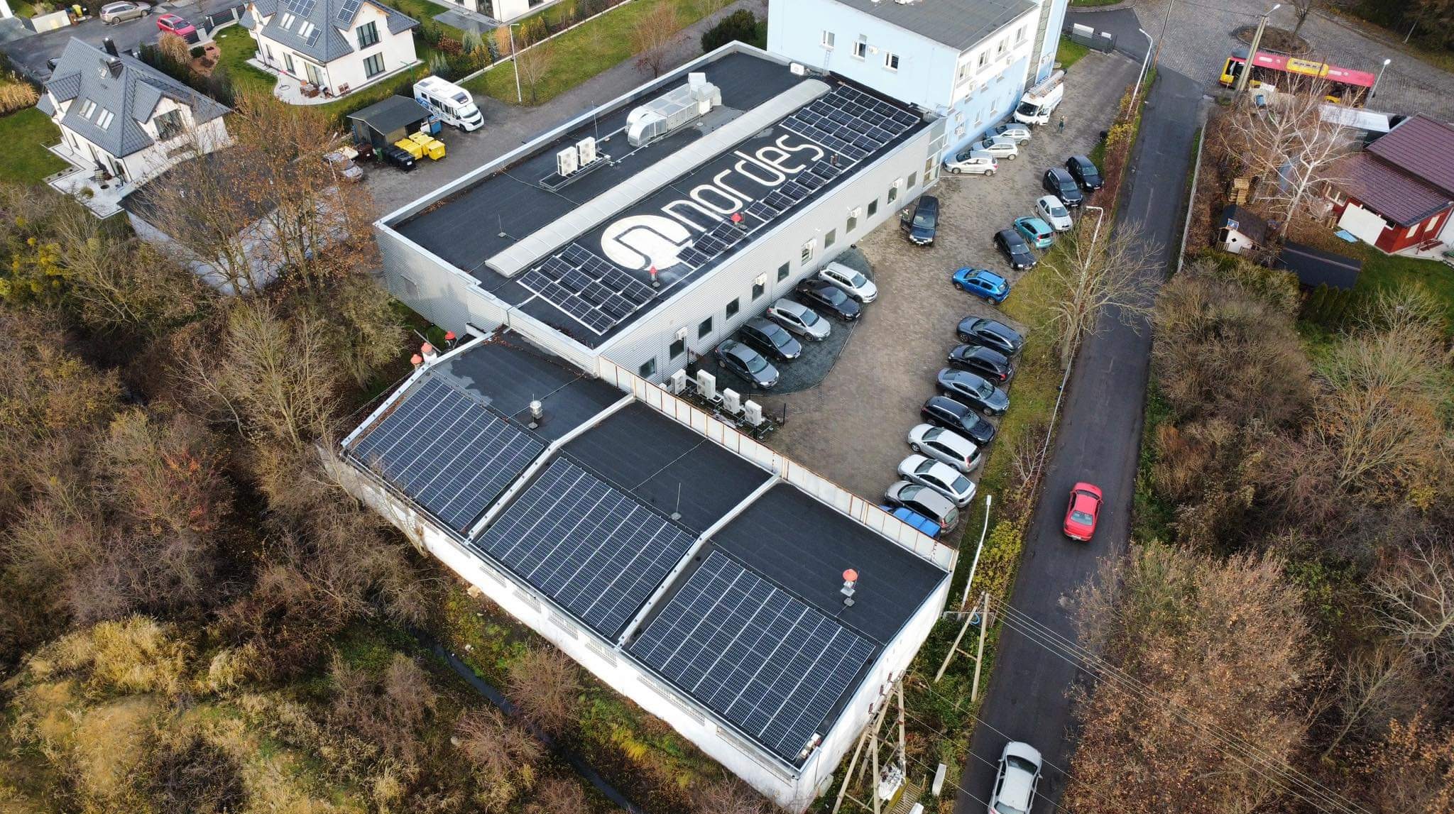 Dwie instalacje 33,75kWp + 16kWp na dachach Wrocławskiego zakładu produkcyjnego.