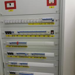 rozdzielnia elektryczna w sklepie odzieżowym