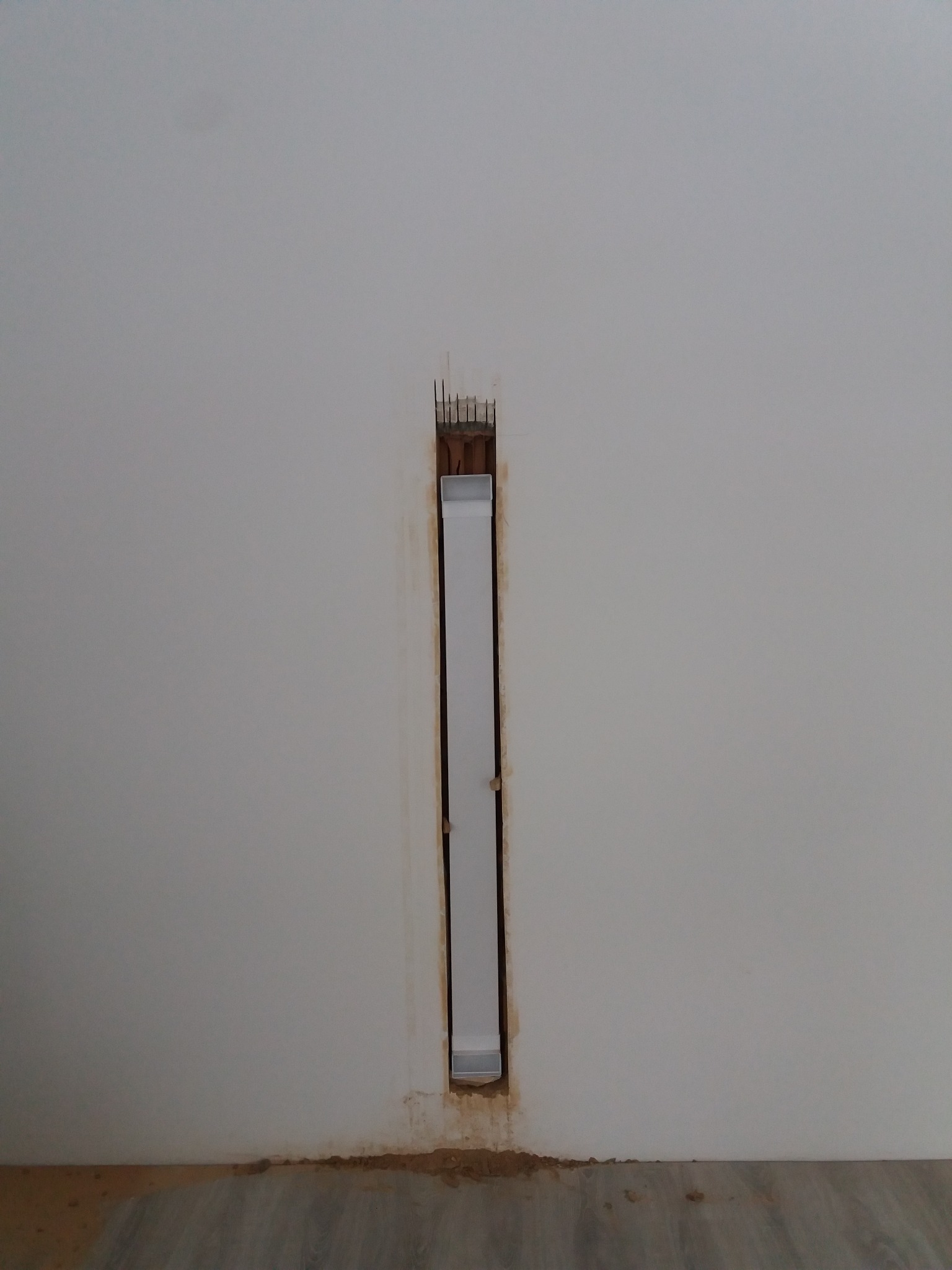 montaż kanału komunikacyjnego na przewody do TV w ścianie