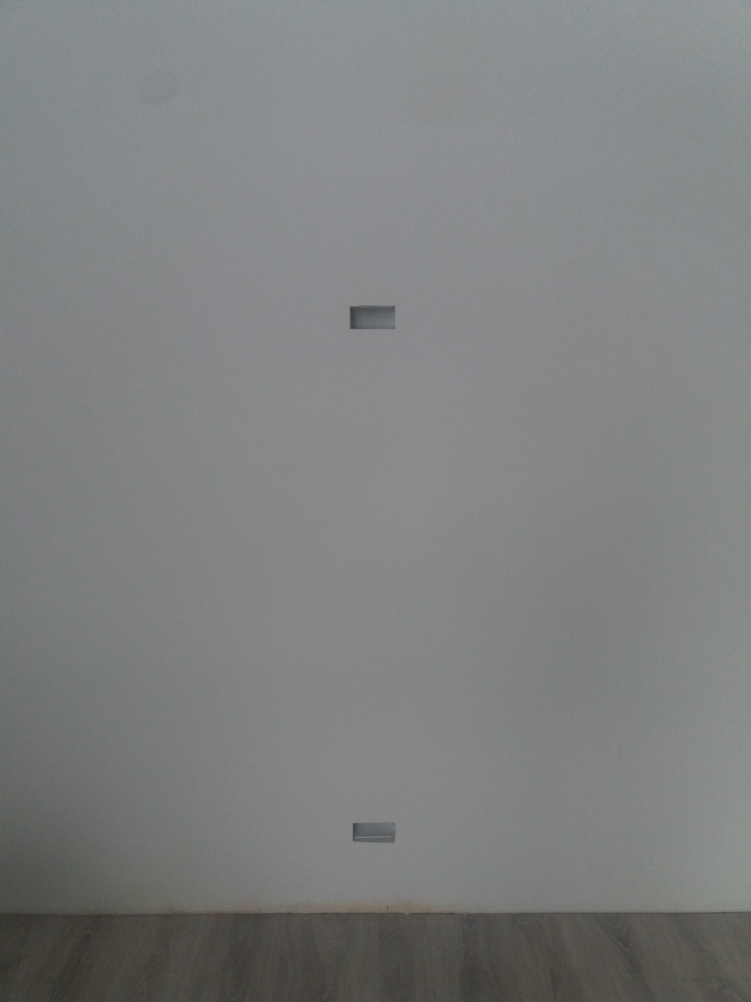 kanał komunikacyjny gotowy, można bez problemu podpiąć wiszący telewizor bez widocznych przewodów