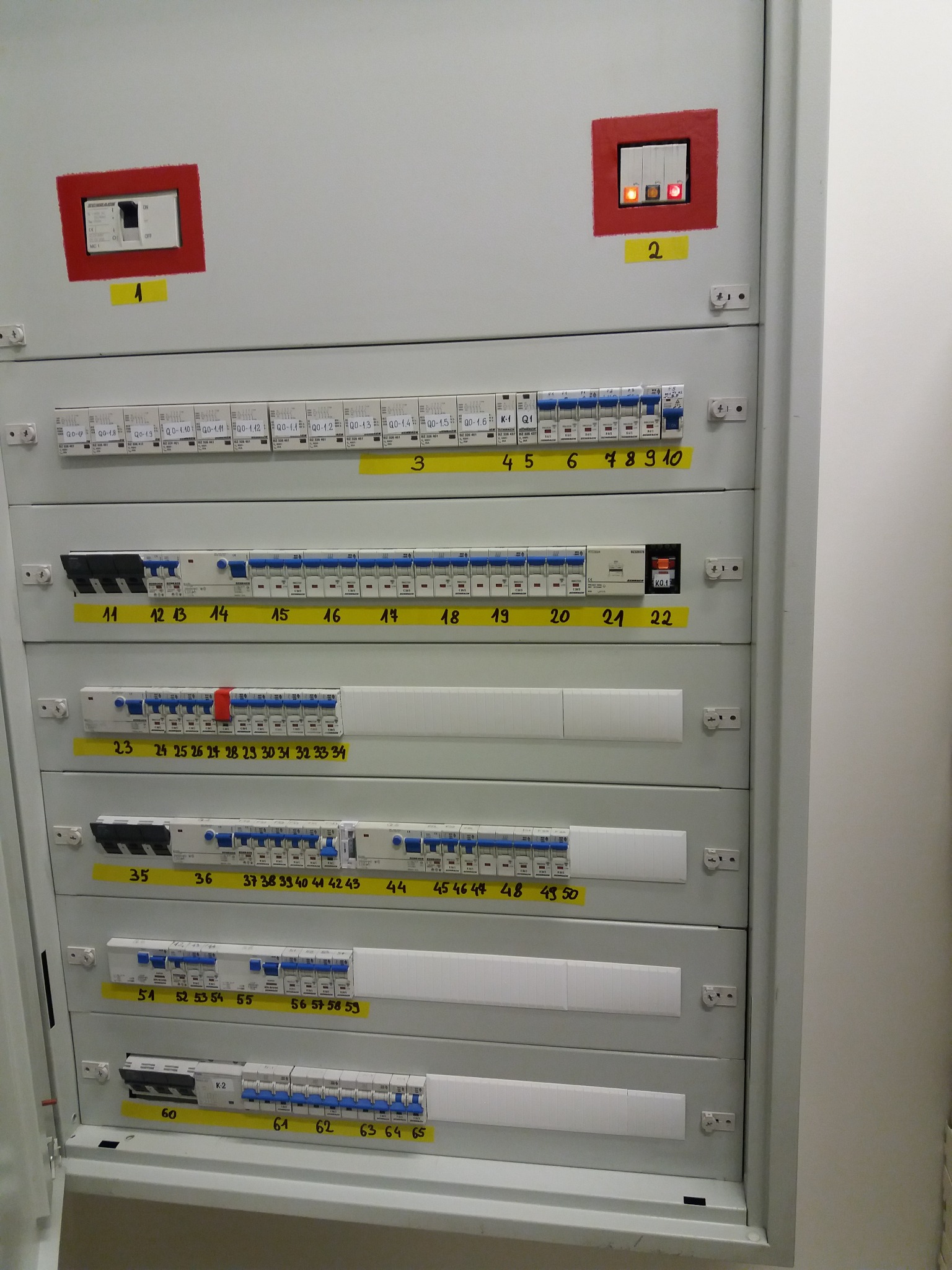 rozdzielnia elektryczna w sklepie odzieżowym