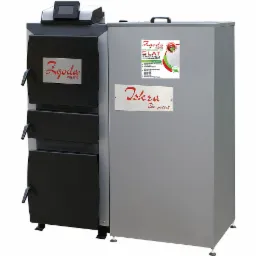 Kocioł na pellet z czarnymi drzwiczkami i szarą obudową, widoczne logo producenta 'Zgoda' oraz 'Iskra Eko Pellet' na metalowej tabliczce, na obudowie naklejka informująca o 5-letniej gwarancji.