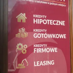 Plakat reklamowy w ramie z ofertami kredytowymi: hipoteczne, gotówkowe, firmowe oraz leasing. Ikony przedstawiają dom, stos monet, zębatki i koparkę. Napis: Zapytaj o kredyt, eksperci godni zaufania.