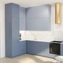 Wizualizacja kuchni: matowe, błękitne szafki z białym blatem i marmurowym backsplash, złota armatura i okap, drewniana podłoga, roślina doniczkowa, okrągłe stoliki kawowe.