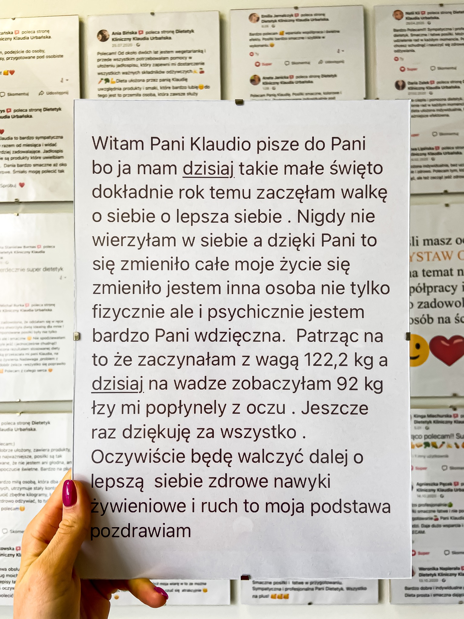 Ręka trzymająca kartkę z podziękowaniem dla specjalisty za pomoc w zmianie nawyków żywieniowych i utracie wagi, otoczona innymi pozytywnymi opiniami klientów.
