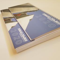 Kalendarz piórnikowy to zarówno reklama na cały rok dla Państwa firmy jak również kalendarz, notes i piórnik. Wykonujemy również projekty graficzne kalendarzy. Drukarnia Open Eyes.