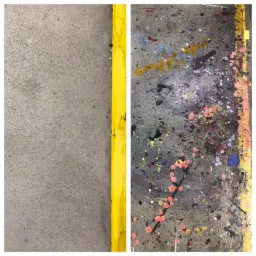 Porównanie fragmentu posadzki przed i po czyszczeniu, z wyraźną granicą oddzielającą czystą szarą powierzchnię od zabrudzonej farbą i innymi substancjami, oddzielonych żółtą listwą.