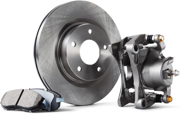 Nowe, metalowe tarcze hamulcowe, klocki i zacisk na białym tle, gotowe do montażu.