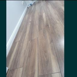 Układanie paneli i listew