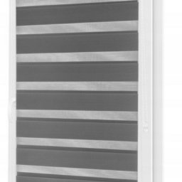 F.M CORP. SPÓŁKA Z OGRANICZONĄ ODPOWIEDZIALNOŚCIĄ - Szara roleta dzień noc zamontowana w białym oknie PCV. Widoczne poziome pasy tkaniny w ułożeniu zaciemniającym. Szary odcień rolety.