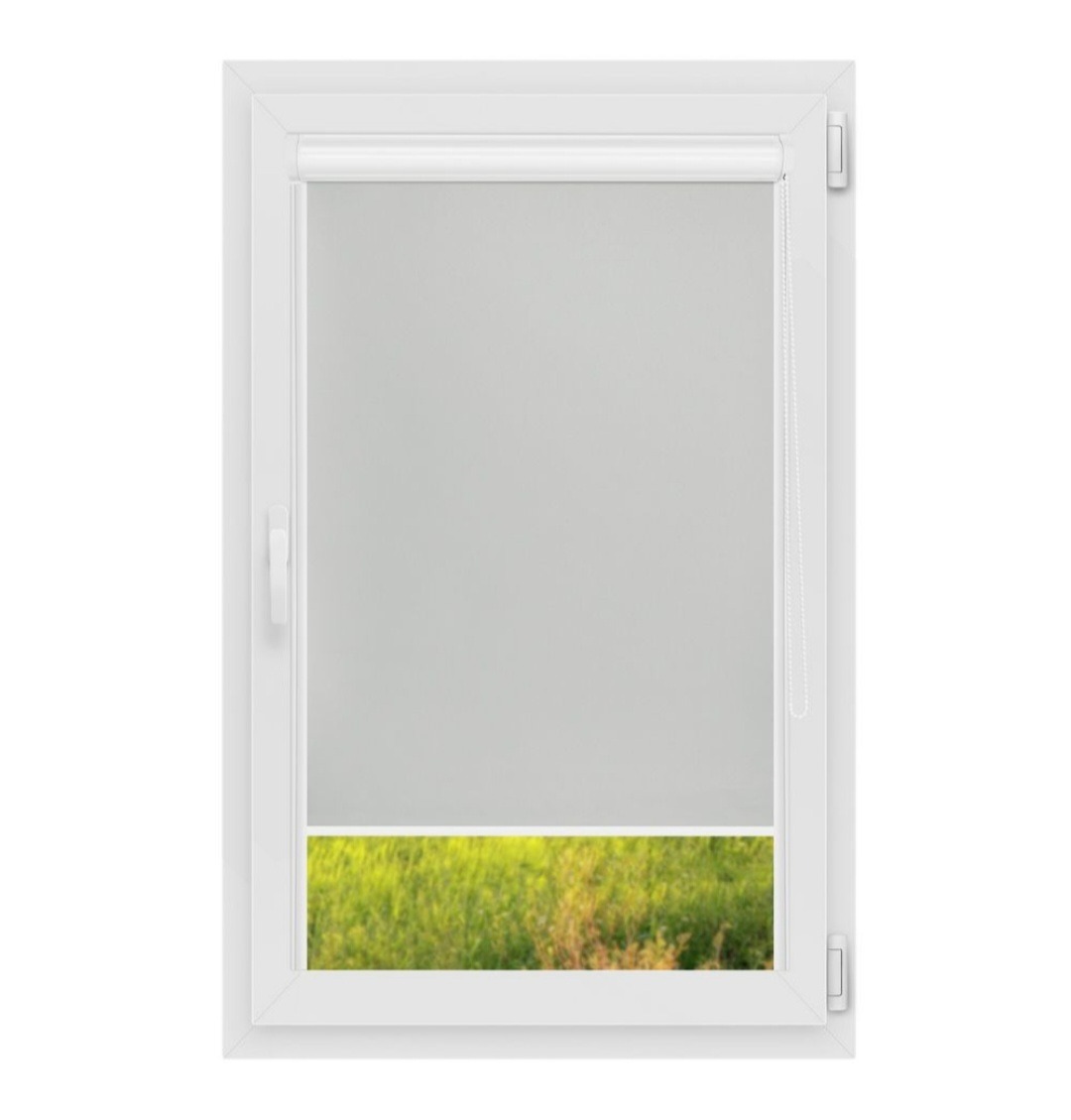 Biała roleta wewnętrzna w oknie PCV, częściowo opuszczona, z widokiem na zieleń na zewnątrz. Minimalistyczny design, stonowana kolorystyka.