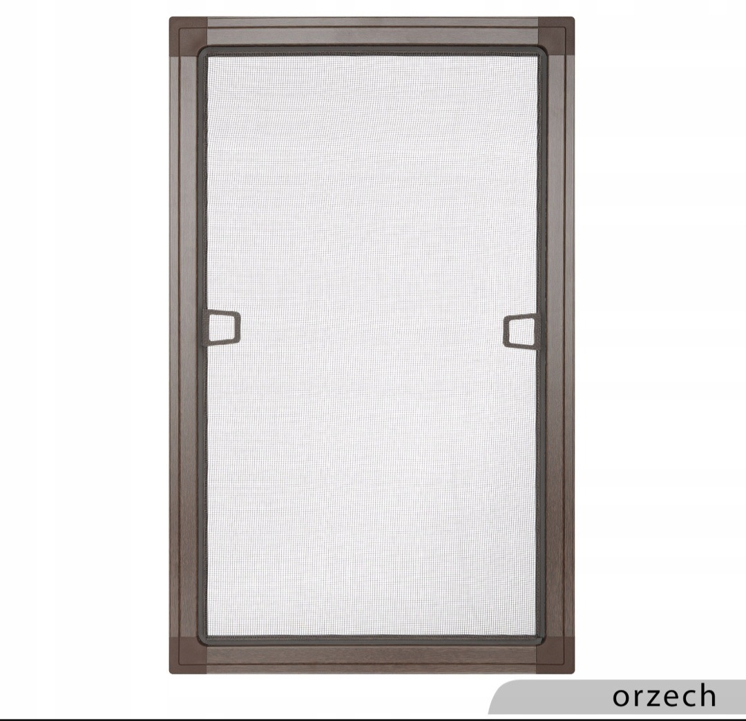 Moskitiera ramkowa w kolorze orzechowym z drobną siatką, uchwyty po bokach. Idealna ochrona przed insektami, zapewniająca komfort w pomieszczeniu.