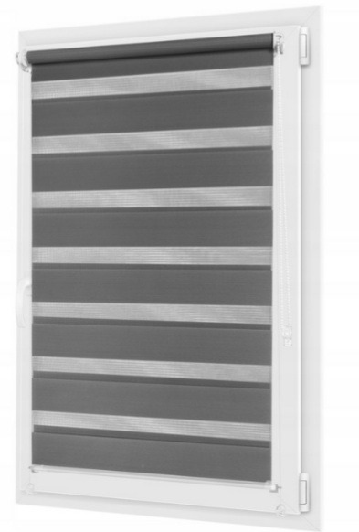 Szara roleta dzień noc zamontowana w białym oknie PCV. Widoczne poziome pasy tkaniny w ułożeniu zaciemniającym. Szary odcień rolety.