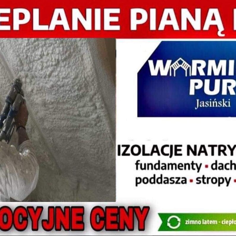 Aplikacja natryskowa izolacji pianką na powierzchni, logo firmy Warmia Pur oraz informacja o izolacjach natryskowych fundamentów, dachów, poddaszy i stropów.