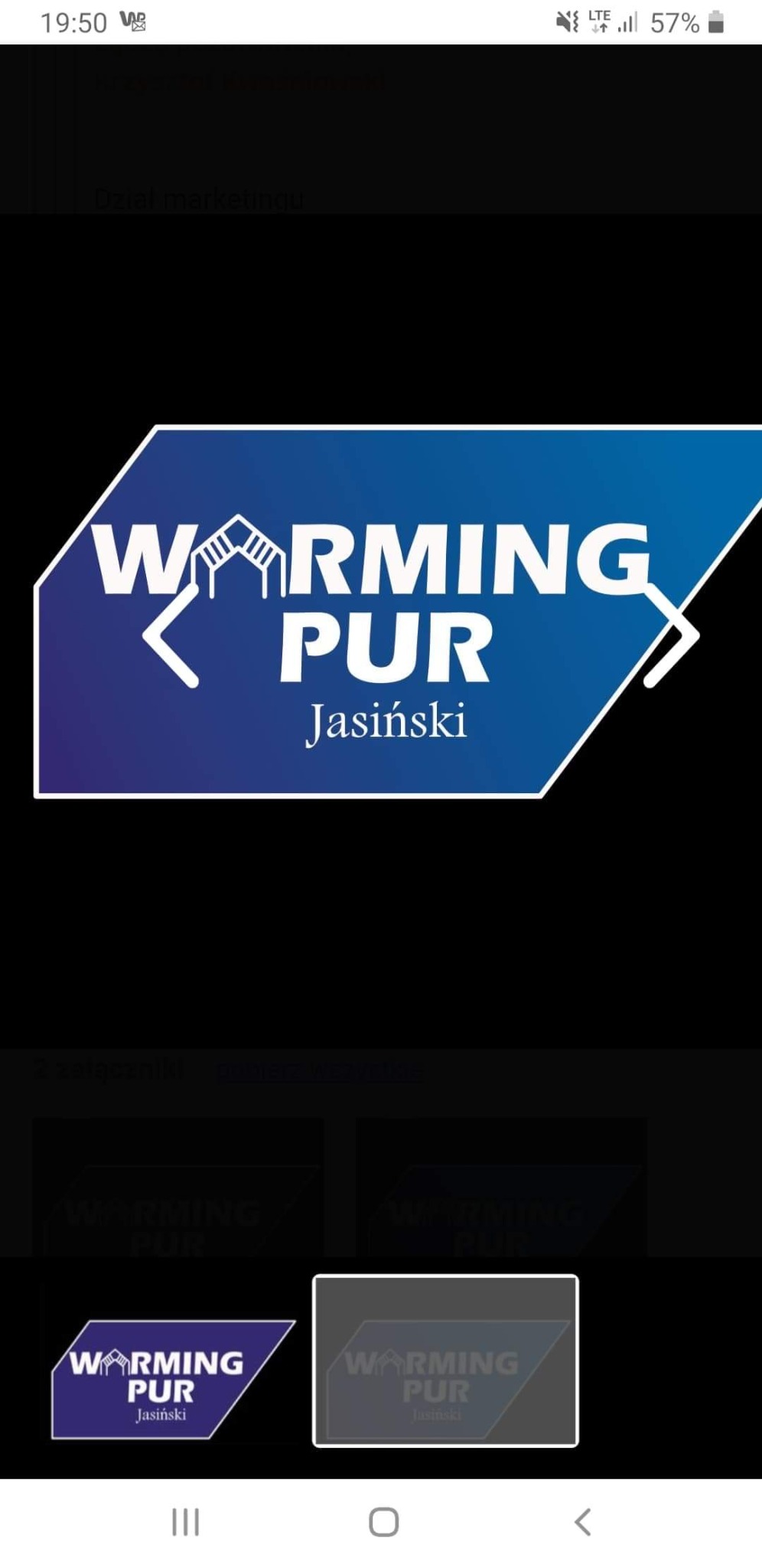 Logo firmy 'Warming PUR Jasiński' na ekranie smartfona, przedstawiające nazwę firmy i symboliczny rysunek domu w kolorach białym i niebieskim.