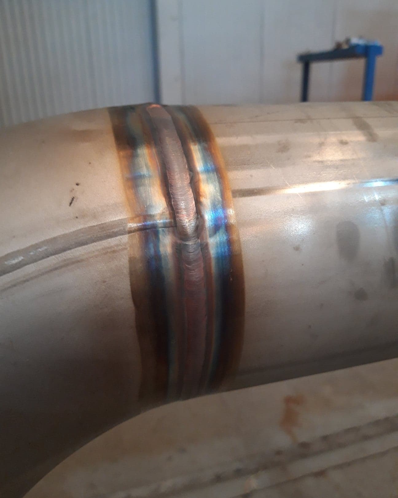 Spoina na rurze ze stali nierdzewnej, widoczne tęczowe zabarwienia termiczne, spawanie TIG.